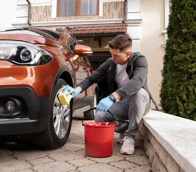 Lavage auto à domicile Moirans-en-Montagne : professionnel intervenant sur un véhicule